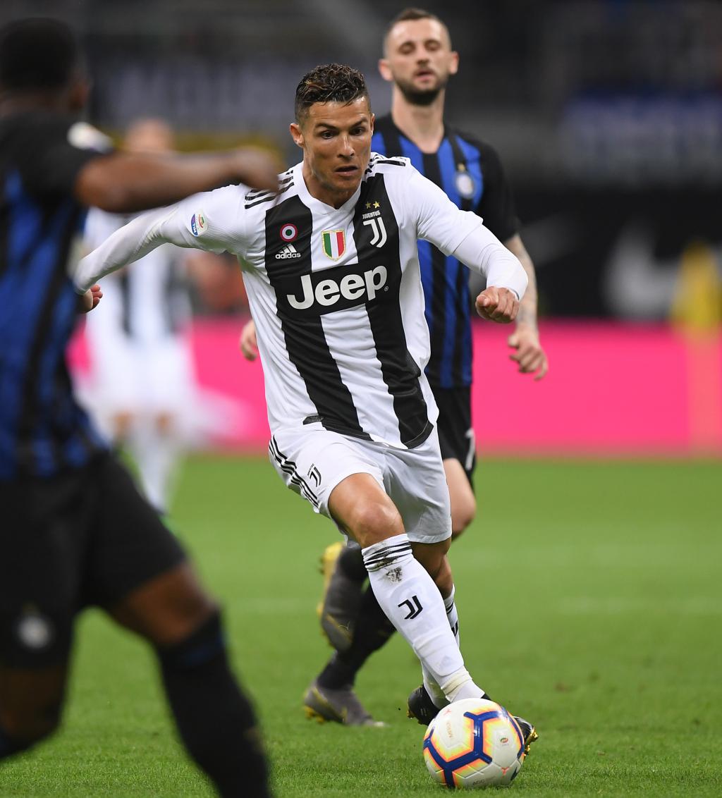 上海申花续约斯卢茨基，欲在亚冠和巴西引援中提升竞争力，期待其带领球队争冠。（申花续约斯卢茨基：力拼亚冠、升级巴西引援，盼率队冲冠）