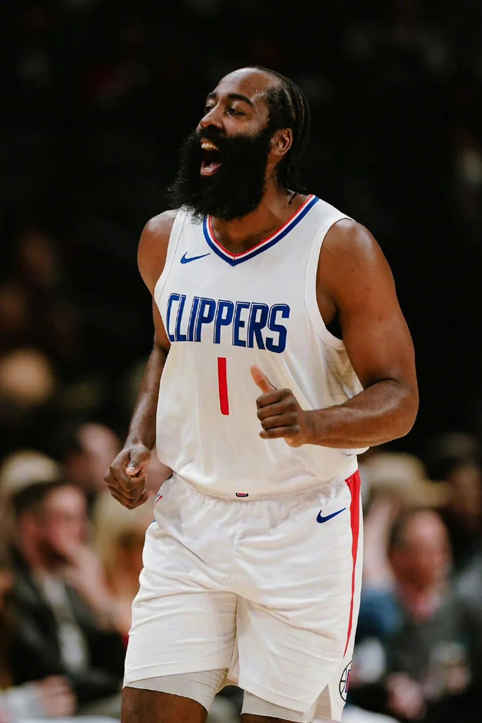 欧文突破防守造成杀伤球成功（欧文强突撕裂防线造犯规打成）