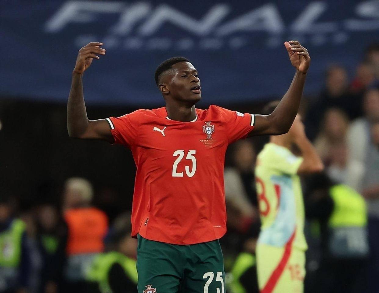 杨瀚森首发后各界说啥？韩乔生谈慢热，美媒称赞，被指无首发实力（杨瀚森首发引热议：韩乔生称其慢热，美媒力赞，亦被质疑缺乏首发实力）