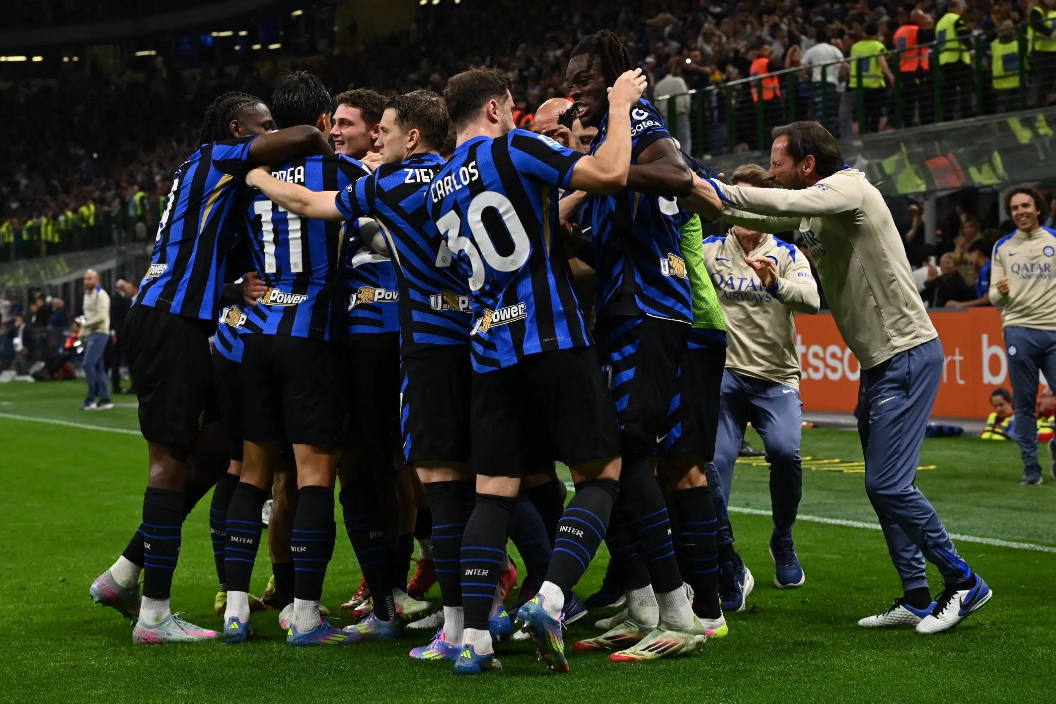 巴萨梅西进球助球队领先塞维利亚（梅西建功，巴萨领先塞维利亚）